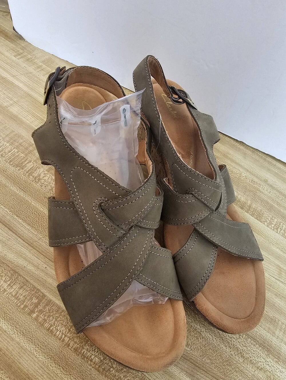 Clarks Collection Women's Olive Nubuck Hook & Loop Comfort Sandals US 9.5 W